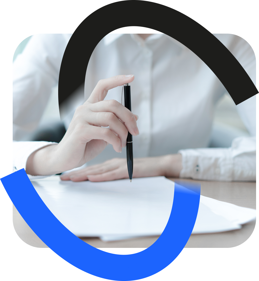 Operasyon destek hizmeti tanıtımı: Sertifikalı operatörlerin masa başında kullanıcı doğrulama işlemlerini gerçekleştirdiği profesyonel çalışma ortamı